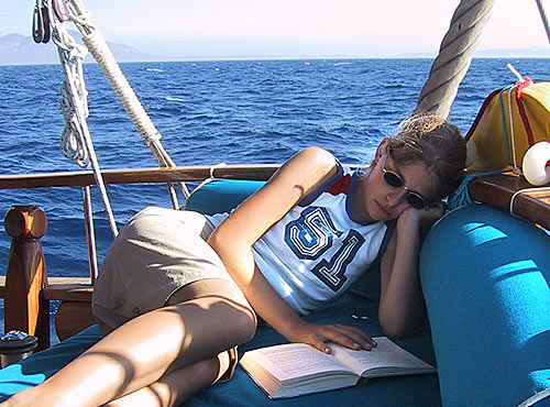 you'll have plenty of time for reading on a Blue Voyage - Sonne, schwimmen, lesen - auch das ist eine Blaue Reise