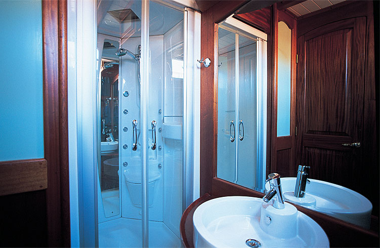Hydro-massage & steam bath in each cabin - COBRA QUEEN