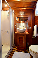 Shower Cabin of SMYRNA on private yacht charter